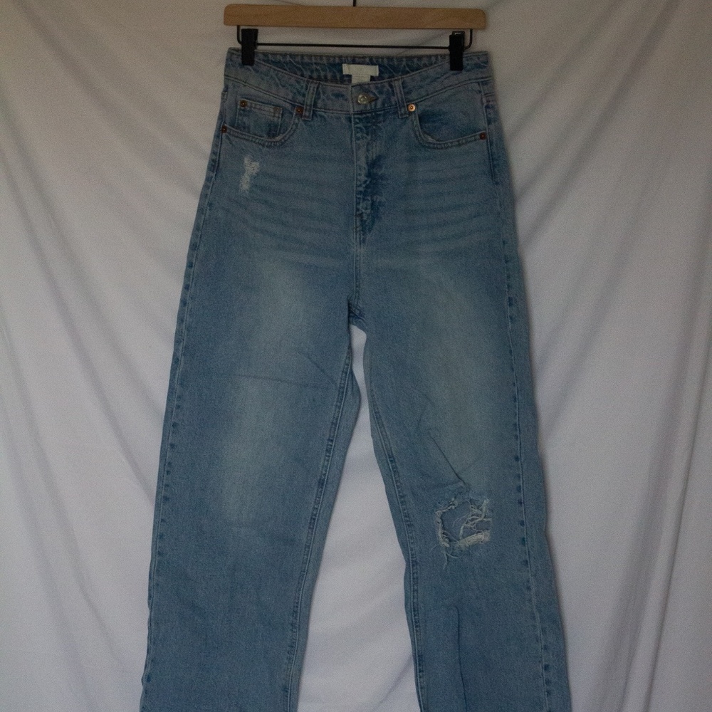 H&M "Mom" Style Jeans – Size 8, Ripped Detail, Relaxed Fit, Distressed Look